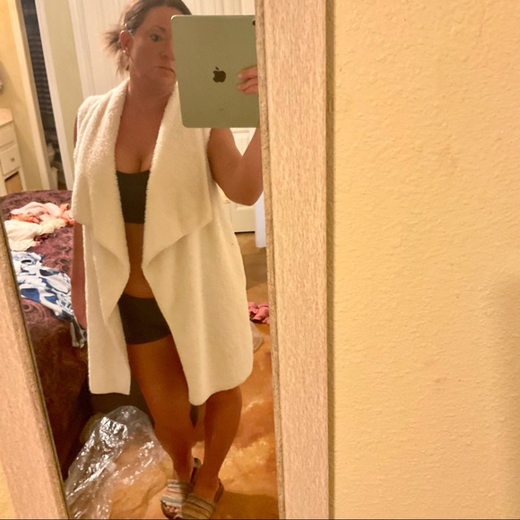 NEW LISTING‼️Fuzzy Vest NWT $68 - Picture 6 of 11